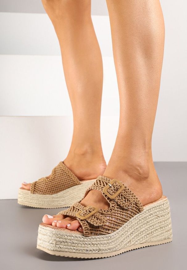 Renee - Brązowe Klapki na Koturnie z Plecionki z Szydełkową Cholewką ze Sprzączkami Idarunea. Okazja: na spacer. Kolor: brązowy. Sezon: lato. Obcas: na koturnie. Styl: elegancki