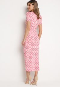 Born2be - Różowa Dopasowana Sukienka Koktajlowa Ozdobiona Marszczeniem Saarias. Okazja: na co dzień, na imprezę. Typ kołnierza: dekolt w kształcie V. Kolor: różowy. Materiał: materiał, jeans. Długość rękawa: krótki rękaw. Wzór: aplikacja. Styl: wizytowy #4