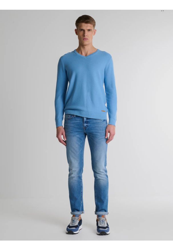 Big-Star - Sweter męski bawełniany klasyczny z dekoltem w serek niebieski Vasonitex 401. Typ kołnierza: dekolt w serek. Kolor: niebieski. Materiał: bawełna. Wzór: ze splotem, aplikacja. Styl: klasyczny