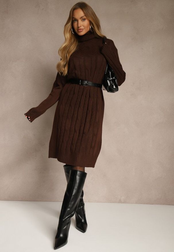 Renee - Brązowa Sukienka Sweterkowa z Golfem Wełną Bawełną i Ozdobnym Splotem Reilenea. Okazja: na imprezę. Typ kołnierza: golf. Kolor: brązowy. Materiał: wełna, bawełna. Wzór: ze splotem. Styl: elegancki