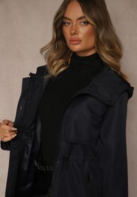 Renee - Granatowa Kurtka Parka o Klasycznym Kroju z Kapturem Cenelle. Okazja: na spacer. Typ kołnierza: kaptur. Kolor: niebieski. Materiał: jeans. Styl: klasyczny
