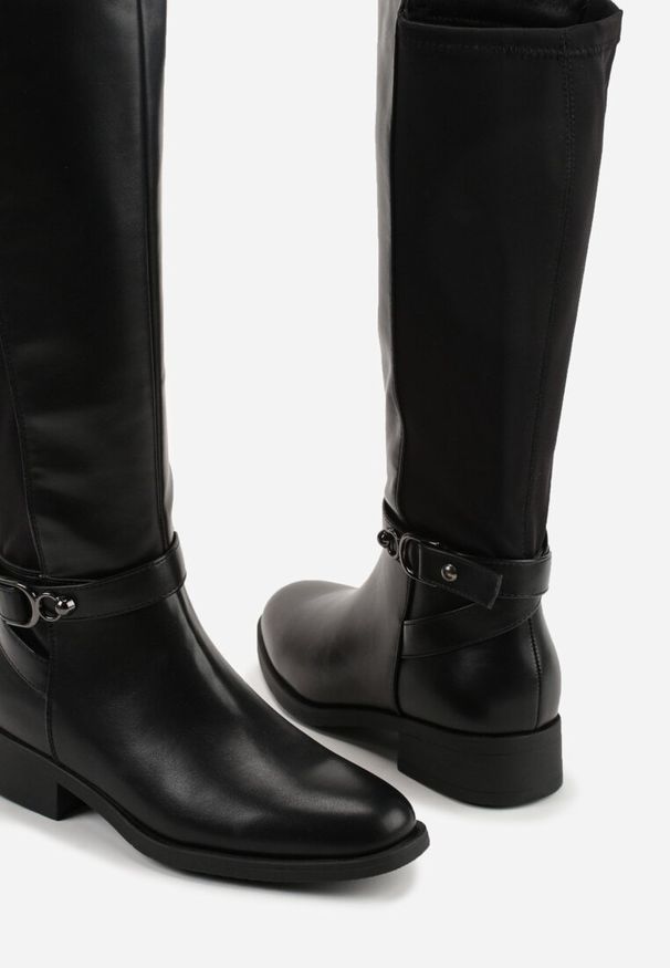Renee - Czarne Kozaki w Stylu Oficerek Ozdobione Klamrami Otima. Okazja: na co dzień. Zapięcie: klamry. Kolor: czarny. Materiał: skóra, jeans. Wzór: aplikacja. Styl: rockowy, casual