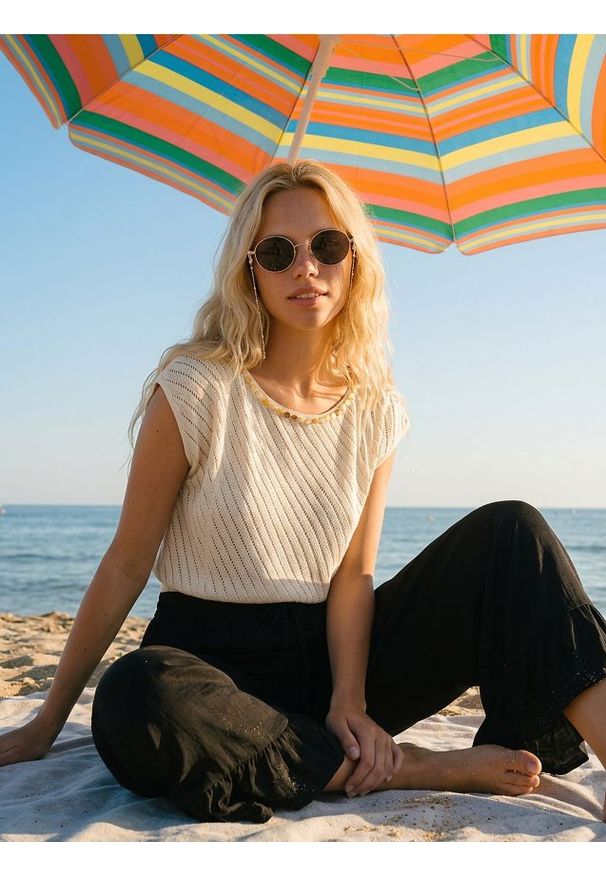 Sinsay - Swetrowa bluzka z ozdobnym dekoltem - kremowy. Kolor: kremowy