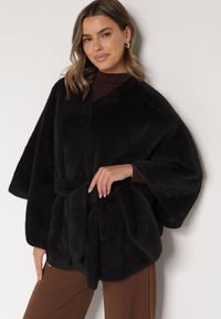 Born2be - Czarne Ponczo z Futerkiem i Wiązanym Paskiem Monalena. Okazja: do pracy, na co dzień, na spotkanie biznesowe. Kolor: czarny. Materiał: futro. Styl: casual, elegancki, biznesowy #1