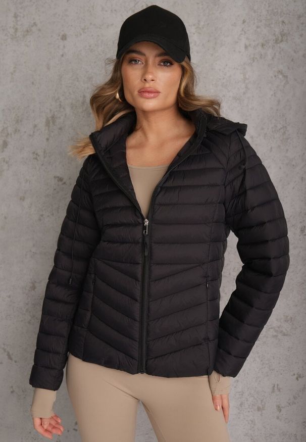 Renee - Czarna Przejściowa Kurtka Pikowana z Kapturem z Możliwością Odpięcia Pretiga. Okazja: na spacer. Typ kołnierza: kaptur. Kolor: czarny. Materiał: nylon, jeans