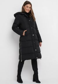 Born2be - Czarna Długa Kurtka Zapinana na Suwak i Napy z Kapturem Tasperia. Okazja: do pracy, na co dzień, na spotkanie biznesowe. Typ kołnierza: kaptur. Kolor: czarny. Materiał: jeans. Długość rękawa: długi rękaw. Długość: długie. Styl: casual, elegancki, biznesowy #1