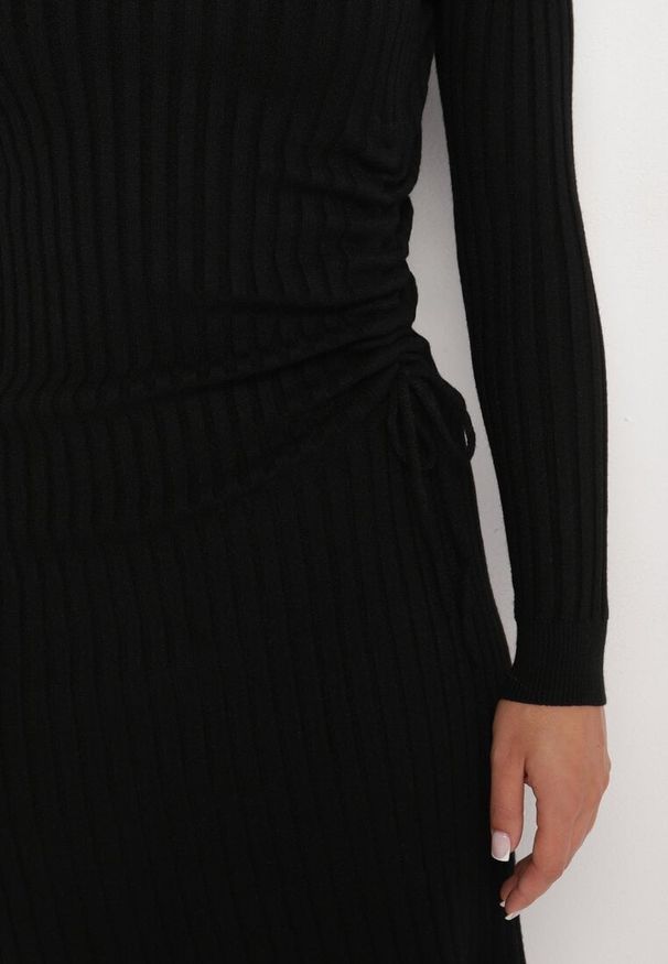 Born2be - Czarna Dopasowana Sukienka z Wiskozą z Prążkowanego Materiału Ściągana Troczkiem Eleavia. Okazja: na co dzień. Kolor: czarny. Materiał: materiał, prążkowany, wiskoza. Wzór: aplikacja. Styl: casual