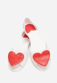Renee - Biało-Czerwone Balerinki Pethis. Nosek buta: otwarty. Kolor: biały. Materiał: guma. Szerokość cholewki: normalna. Wzór: aplikacja. Obcas: na obcasie. Wysokość obcasa: niski