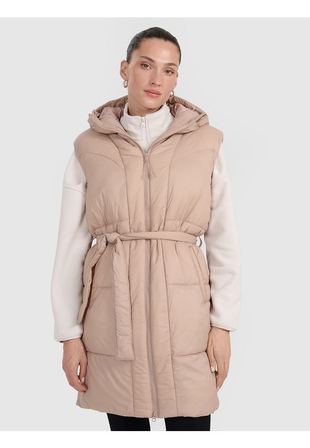 4f - 4F Długi bezrękawnik puchowy z wypełnieniem syntetycznym damski - beżowy XS. Okazja: na co dzień. Typ kołnierza: kaptur. Kolor: beżowy. Materiał: syntetyk, puch. Długość rękawa: bez rękawów. Długość: długie. Wzór: gładki. Styl: casual