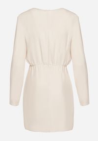 Born2be - Jasnobeżowa Dopasowana Sukienka z Gumką w Pasie Zapinana na Guziki Dimma. Okazja: na co dzień. Kolor: beżowy. Długość rękawa: długi rękaw. Styl: wizytowy, casual #6