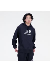 Bluza męska New Balance MT31537BK – czarna. Typ kołnierza: kaptur. Kolor: czarny. Materiał: bawełna, poliester, prążkowany, dresówka. Wzór: napisy