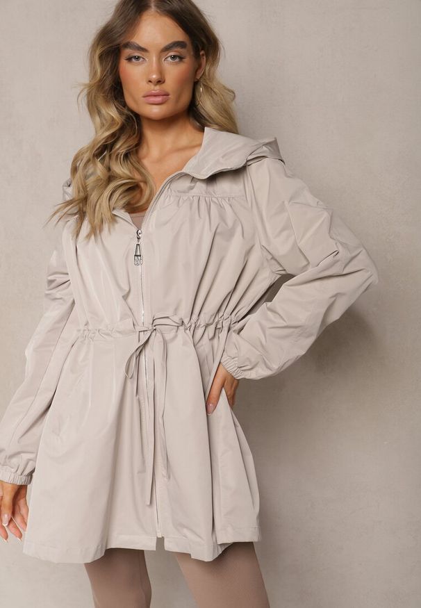 Renee - Beżowa Kurtka w Stylu Parki Wiązana w Pasie Nevithia. Okazja: na co dzień. Kolor: beżowy. Materiał: jeans, skóra. Styl: elegancki, casual