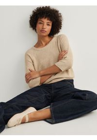 Reserved - Gładki sweter - beżowy. Kolor: beżowy. Materiał: dzianina. Wzór: gładki #1