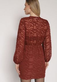 Born2be - Brązowa Kopertowa Sukienka z Tkaniny Plumeti Zenorava. Typ kołnierza: dekolt w kształcie V. Kolor: brązowy. Materiał: tkanina. Długość rękawa: długi rękaw. Wzór: aplikacja. Typ sukienki: kopertowe. Styl: klasyczny, elegancki #7