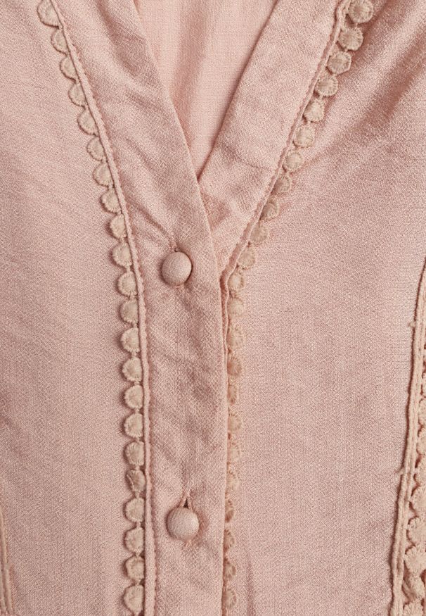 Born2be - Jasnoróżowa Rozkloszowana Sukienka z Wiskozy z Wiązanym Paskiem i Koronką Reivoria. Okazja: na spacer, na co dzień. Typ kołnierza: dekolt w kształcie V. Kolor: różowy. Materiał: wiskoza, koronka. Długość rękawa: długi rękaw. Wzór: koronka. Styl: casual, klasyczny