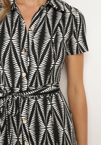 Born2be - Czarna Sukienka Koszulowa w Geometryczny Wzór Zapinana na Guziki z Materiałowym Paskiem Thilea. Okazja: na spotkanie biznesowe. Kolor: czarny. Materiał: materiał. Wzór: geometria. Typ sukienki: koszulowe. Styl: biznesowy #7