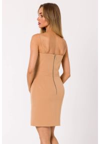 Sukienki.shop - Sukienka koktajlowa ołówkowa mini na ramiączkach beżowa. Okazja: na ślub cywilny, na wesele, na imprezę. Kolor: beżowy. Długość rękawa: na ramiączkach. Sezon: lato. Typ sukienki: ołówkowe. Styl: wizytowy. Długość: mini #4