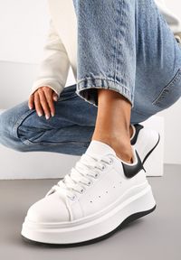 Renee - Biało-Czarne Sznurowane Sneakersy z Imitacji Skóry na Platformie Filamena. Kolor: biały. Materiał: skóra. Obcas: na platformie