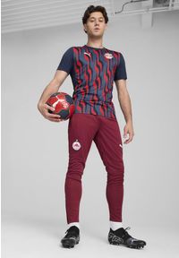 Puma - Męska koszulka przedmeczowa z krótkim rękawem FC Red Bull Salzburg PUMA. Kolor: niebieski, czerwony, wielokolorowy. Długość rękawa: krótki rękaw. Długość: krótkie. Sport: piłka nożna