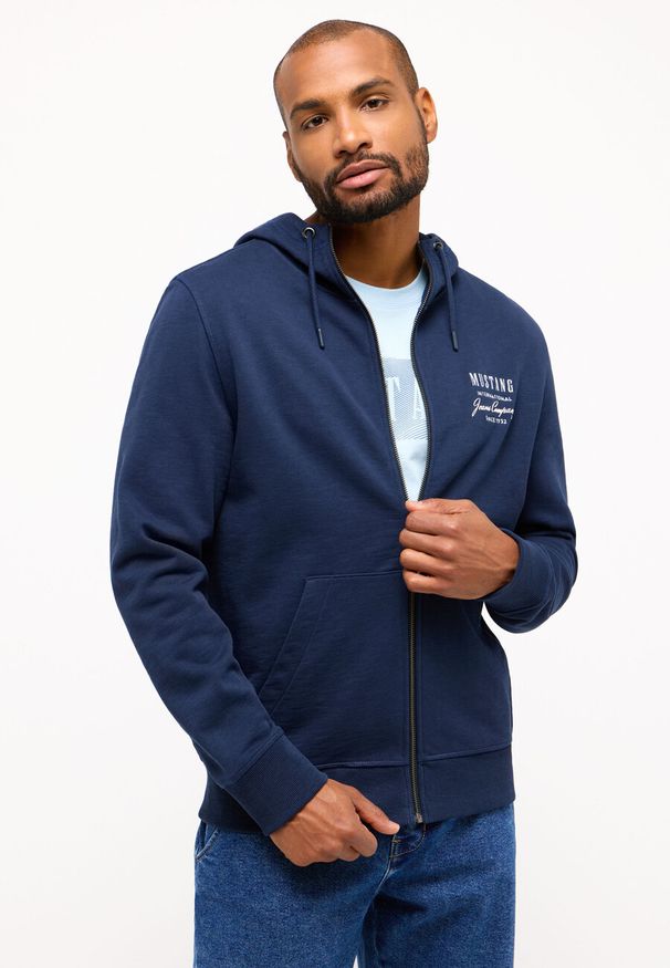 Mustang - MĘSKA BLUZA Z KAPTUREM MUSTANG LOGO Brighton Dress Blues 1014787 5334. Typ kołnierza: kaptur