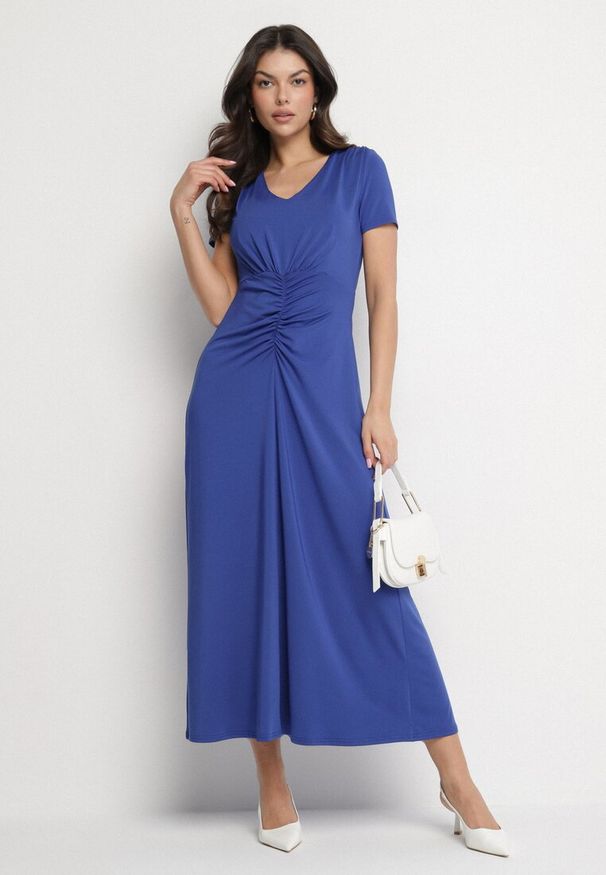 Born2be - Niebieska Sukienka z Marszczeniami Taliowana z Dodatkiem Wiskozy Arelona. Okazja: na co dzień. Typ kołnierza: dekolt w kształcie V. Kolor: niebieski. Materiał: wiskoza. Długość rękawa: krótki rękaw. Typ sukienki: proste. Styl: casual