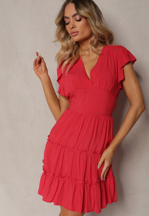 Renee - Czerwona Taliowana Sukienka Mini Ozdobiona Falbankami Salleni. Okazja: na co dzień. Typ kołnierza: kołnierz z falbankami. Kolor: czerwony. Materiał: wiskoza. Wzór: aplikacja. Styl: casual. Długość: mini