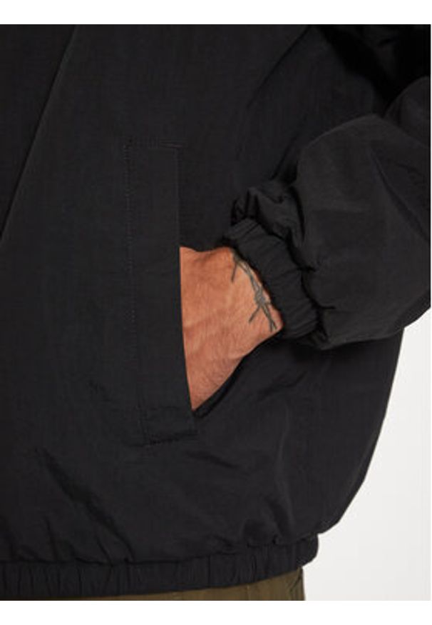 Tommy Jeans Kurtka przejściowa DM0DM19643 Czarny Regular Fit. Kolor: czarny. Materiał: syntetyk