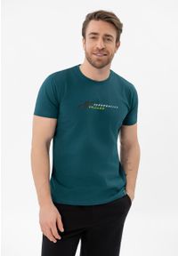 Volcano - Bawełniana koszulka T-SUBI. Materiał: bawełna. Długość rękawa: krótki rękaw. Długość: krótkie. Wzór: nadruk, napisy. Styl: klasyczny #1