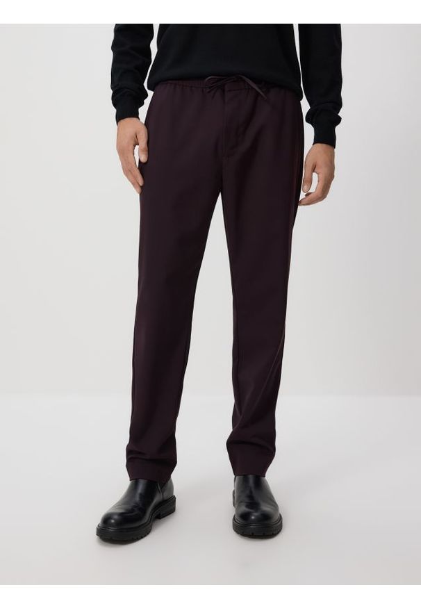 Reserved - Spodnie joggery - mahoniowy. Kolor: brązowy. Materiał: wiskoza, tkanina