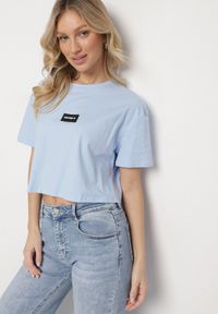 Born2be - Niebieski Bawełniany T-shirt Crop Top z Naszywką Adivios. Okazja: na co dzień. Kolor: niebieski. Materiał: bawełna. Długość: krótkie. Wzór: aplikacja. Styl: casual, elegancki #4