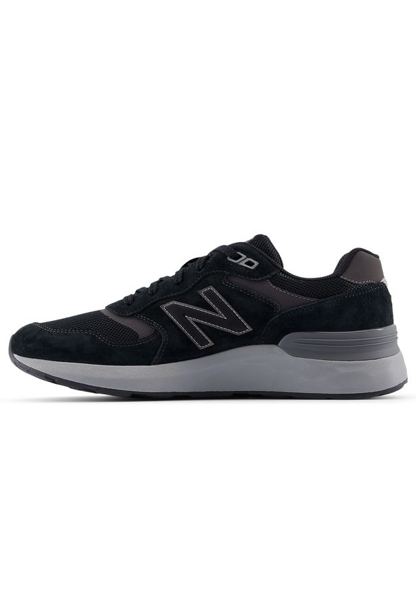 Buty męskie New Balance MW880BB7 – czarne. Okazja: na spacer, na co dzień. Kolor: czarny. Materiał: zamsz, guma. Szerokość cholewki: normalna. Sport: turystyka piesza, fitness