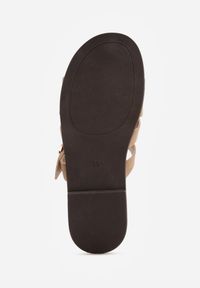 Renee - Ciemnobeżowe Klapki Gladiatorki z Ozdobną Sprzączką Lusanatia. Okazja: na co dzień. Kolor: beżowy. Styl: casual #4