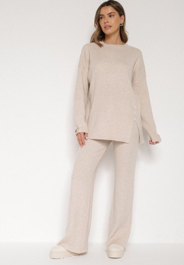 Born2be - Jasnobeżowy Komplet z Bawełną i Wełną Sweter z Guzikami i Proste Spodnie Reisadia. Kolor: beżowy. Materiał: wełna, bawełna