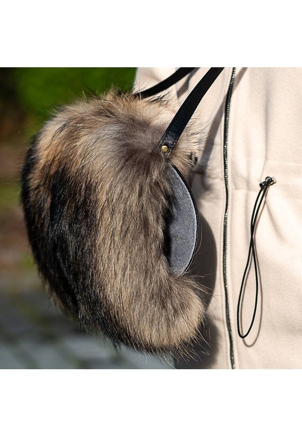 Luka-Pelli - Brązowa Elegancka Mufka Luka- Pelli Rękaw Na Dłonie Z Naturalnym Futrem Z Lisa. Kolor: brązowy. Wzór: aplikacja. Sezon: zima. Materiał: futrzane. Styl: elegancki. Rodzaj torebki: na ramię