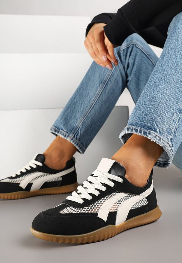 Renee - Czarne Sneakersy Tenisówki z Geometrycznym Motywem Amotheira. Okazja: na co dzień. Kolor: czarny. Materiał: jeans. Wzór: geometria. Obcas: na płaskiej podeszwie