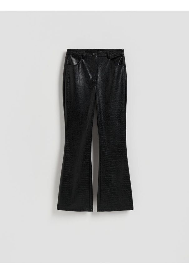 Reserved - Spodnie flare z imitacji skóry - czarny. Kolor: czarny. Materiał: skóra