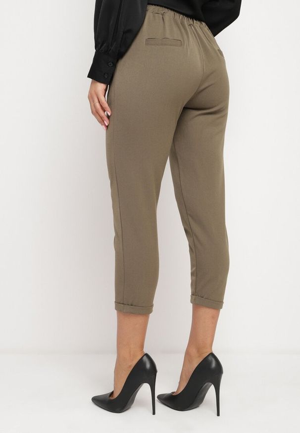 Born2be - Ciemnozielone Spodnie 3/4 z Gumką w Talii i Kieszeniami Saivie. Kolor: zielony. Styl: elegancki