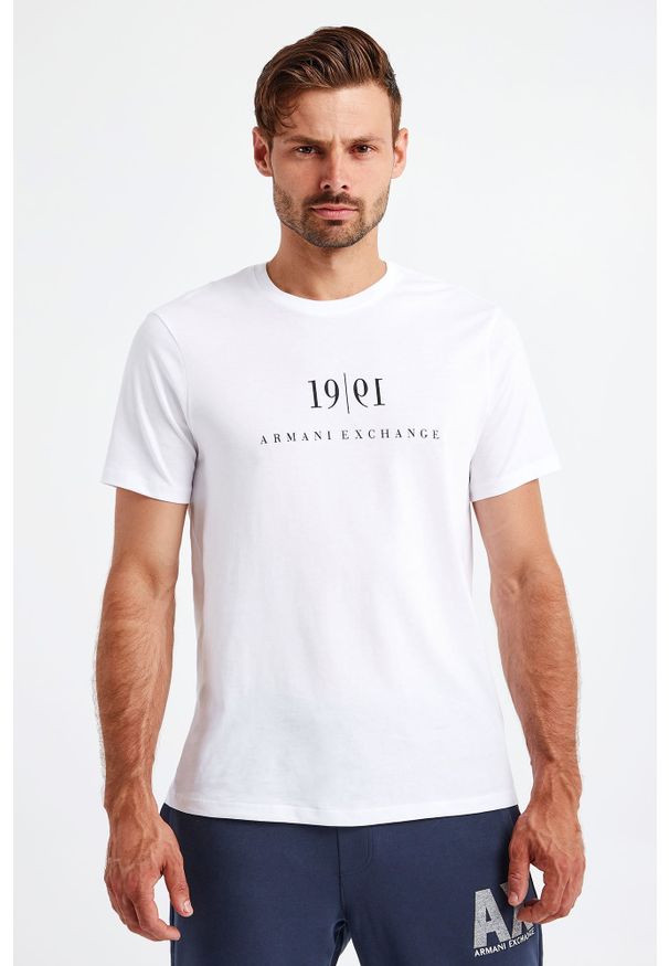 Armani Exchange - T-SHIRT ARMANI EXCHANGE. Materiał: bawełna. Długość rękawa: krótki rękaw. Długość: krótkie. Wzór: napisy