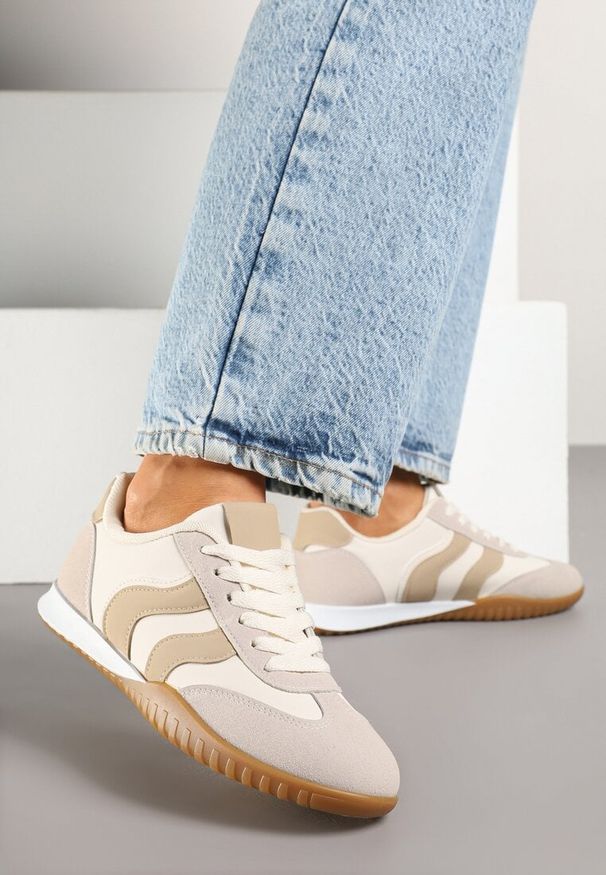 Renee - Beżowe Sneakersy Kultowe Tenisówki Zdobione Przeszyciami Welluria. Okazja: na co dzień. Kolor: beżowy. Materiał: jeans. Wzór: aplikacja. Obcas: na obcasie. Wysokość obcasa: niski