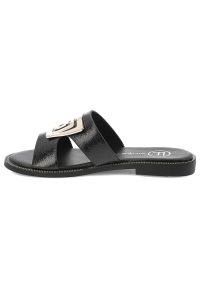 Czarne Klapki Filippo Modne Obuwie Damskie. Okazja: na spacer, na co dzień. Kolor: czarny. Wzór: aplikacja, geometria. Sezon: lato. Styl: wizytowy, street, klasyczny, elegancki, casual #3
