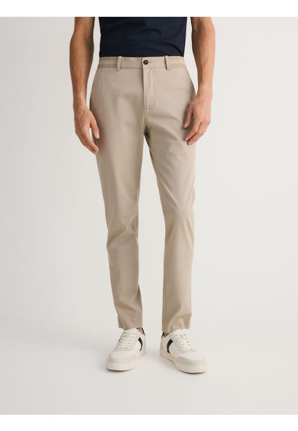 Reserved - Spodnie chino slim fit - beżowy. Kolor: beżowy. Materiał: tkanina, wiskoza