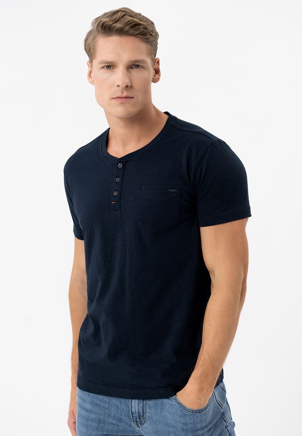 Volcano - T-shirt z rozpinanym dekoltem TM-HUBRIS. Kolekcja: plus size. Materiał: bawełna, materiał. Długość rękawa: krótki rękaw. Długość: krótkie. Wzór: aplikacja. Styl: klasyczny