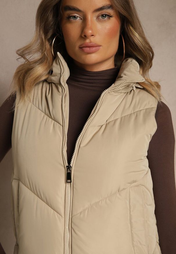 Renee - Ciemnobeżowa Pikowana Kamizelka Casual z Kapturem Olanissa. Okazja: na co dzień. Typ kołnierza: kaptur. Kolor: beżowy. Materiał: poliester. Styl: casual