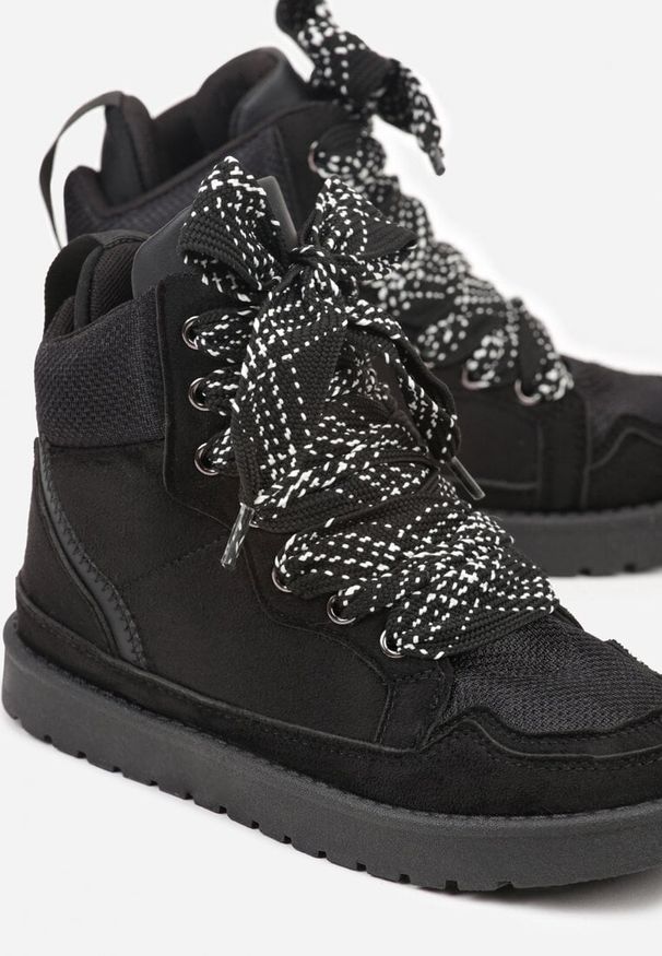 Renee - Czarne Sneakersy Ozdobione Sznurówkami w Geometryczny Wzór Avoslia. Okazja: na co dzień. Kolor: czarny. Materiał: jeans. Wzór: aplikacja, geometria