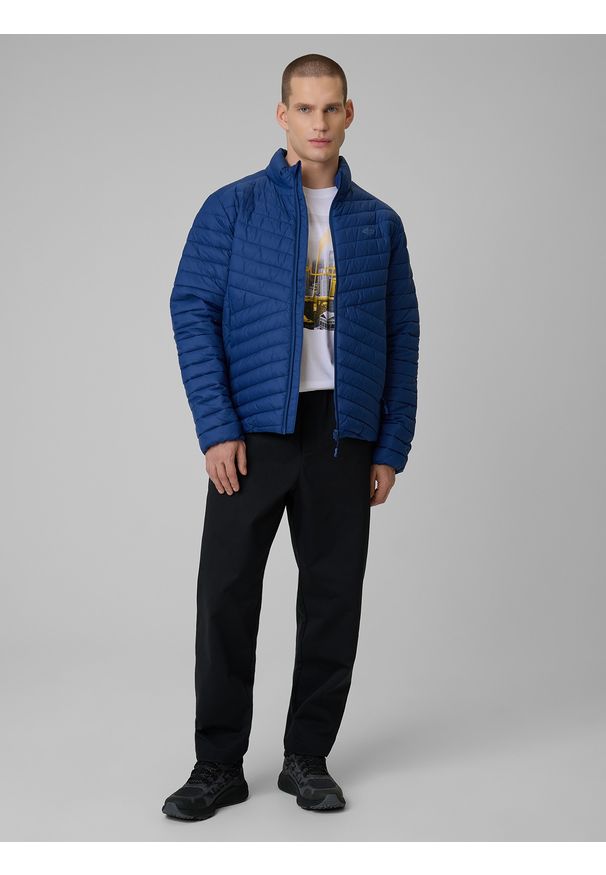 4f - 4F Kurtka z wypełnieniem syntetycznym męska - granatowa S. Okazja: na co dzień. Typ kołnierza: kołnierzyk stójkowy. Kolor: niebieski. Materiał: syntetyk. Styl: klasyczny, casual