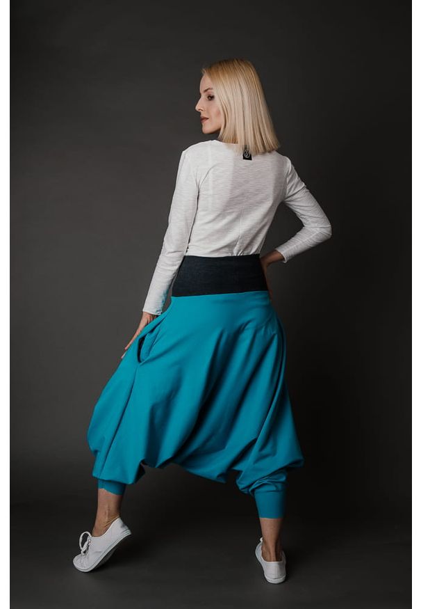 Hultaj Polski - Spodnie Haremki z kieszeniami damskie turkus. Okazja: na spacer. Kolekcja: moda ciążowa. Materiał: bawełna, tkanina, elastan, dzianina. Wzór: kolorowy. Sezon: lato. Styl: wakacyjny, sportowy, boho
