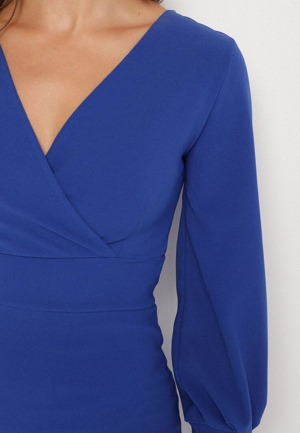 Born2be - Niebieska Ołówkowa Sukienka z Kopertowym Dekoltem i Bufiastymi Rękawami Ertellia. Okazja: na wesele, na randkę, na ślub cywilny. Typ kołnierza: dekolt kopertowy. Kolor: niebieski. Typ sukienki: kopertowe, ołówkowe. Styl: klasyczny