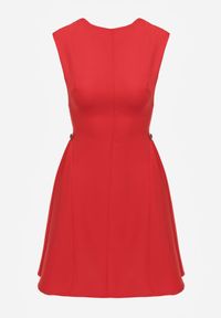 Renee - Czerwona Rozkloszowana Sukienka Bez Rękawów z Odpinanymi Aplikacjami w Pasie Maridina. Kolor: czerwony. Materiał: tkanina. Długość rękawa: bez rękawów. Wzór: aplikacja. Sezon: lato. Typ sukienki: trapezowe. Styl: klasyczny, elegancki #4