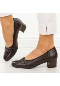 Czarne kawa skórzane Polskie czółenka damskie Suzana 4098. Nosek buta: okrągły. Kolor: czarny. Materiał: skóra. Szerokość cholewki: normalna. Sezon: wiosna, lato. Obcas: na obcasie. Styl: wizytowy, klasyczny, elegancki. Wysokość obcasa: niski #1