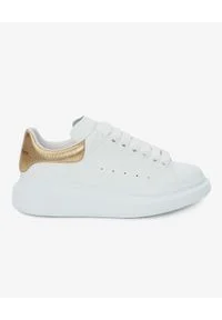 Alexander McQueen - ALEXANDER MCQUEEN - Sneakersy ze złotą piętą. Kolor: biały. Materiał: materiał